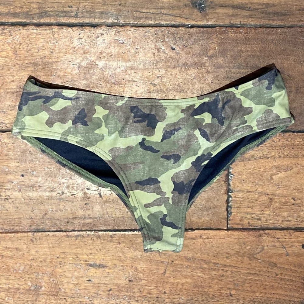 Billabong women’s bikini bottom size med camo